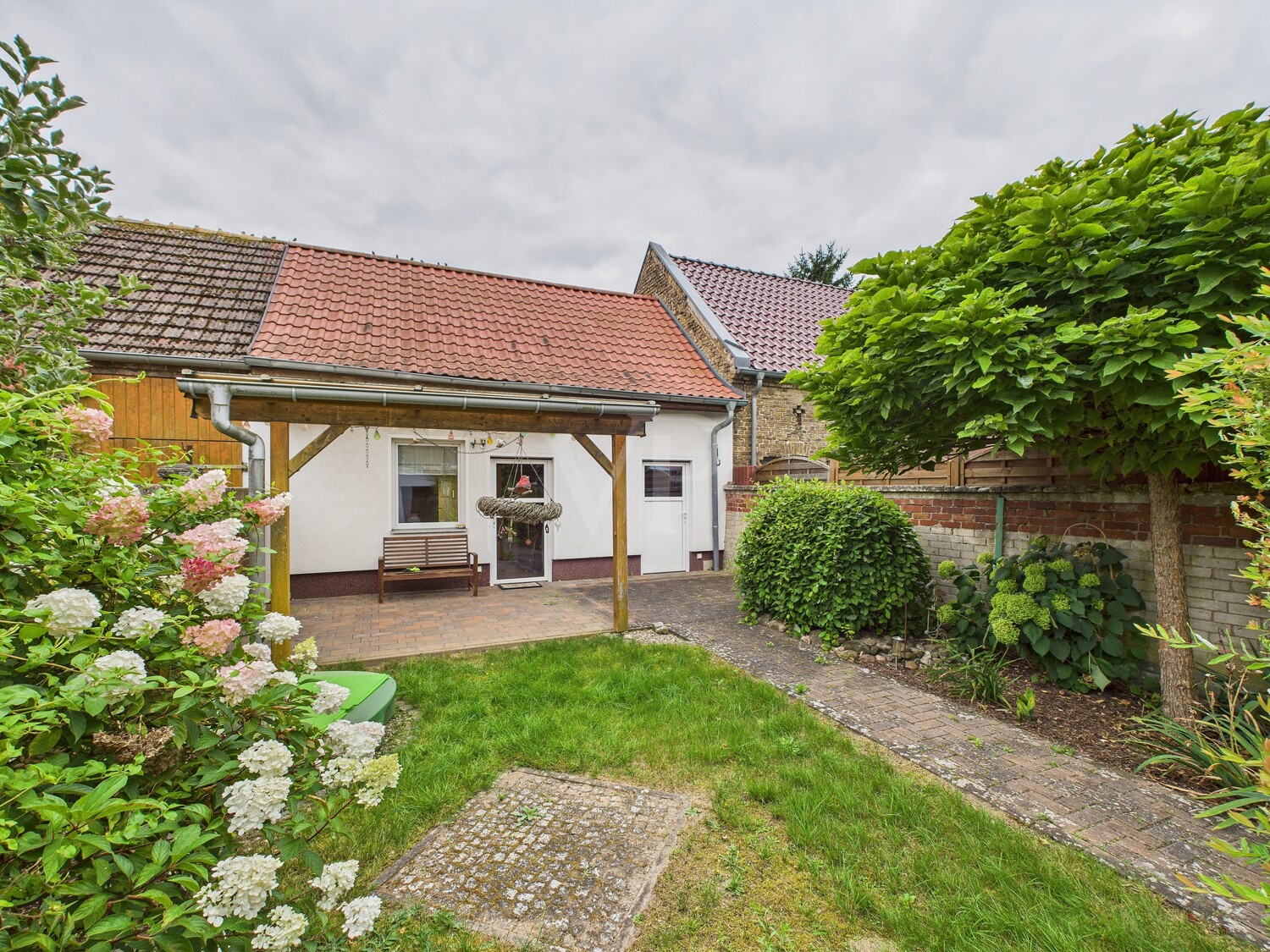 Blick zur mittleren Scheune mit Terrasse