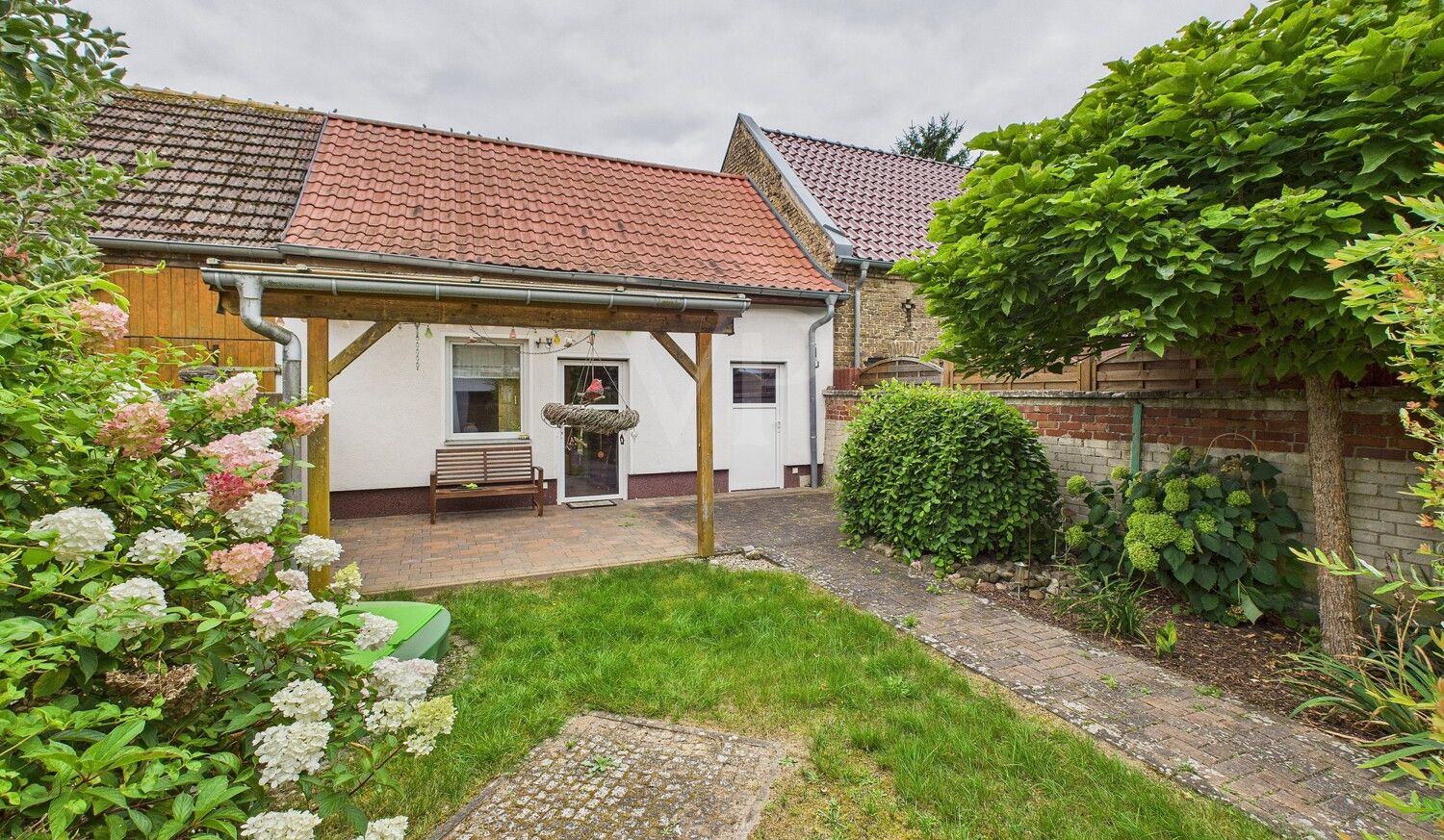 Blick zur mittleren Scheune mit Terrasse