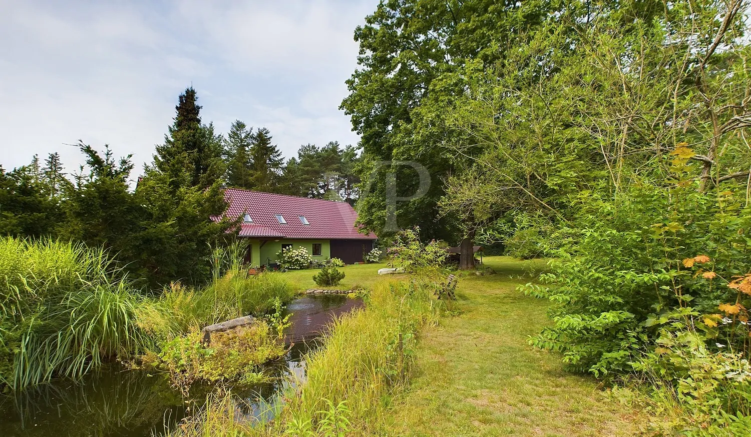 Grundstücksansicht mit Teich