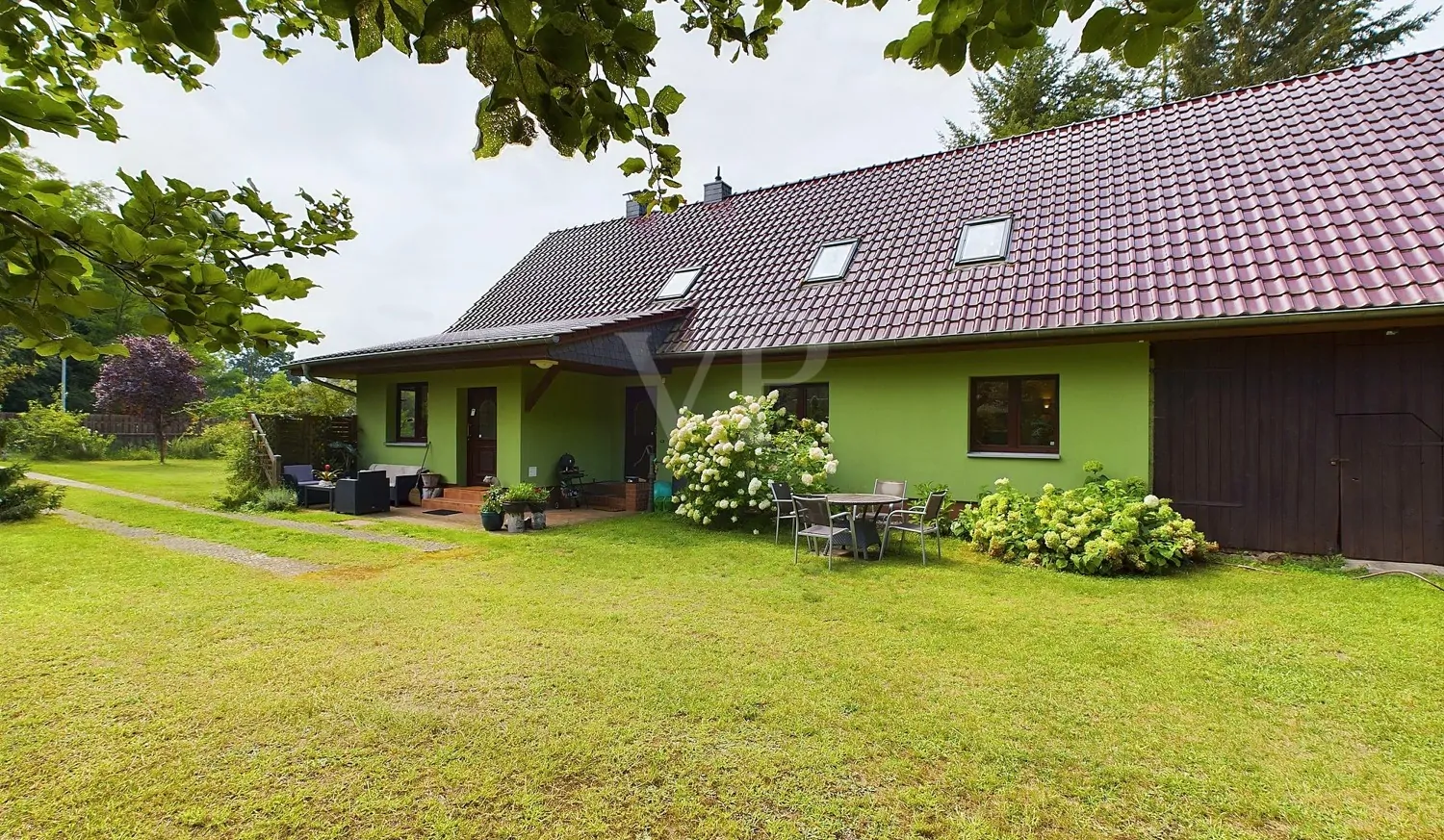 Hausansicht mit anliegender Scheune