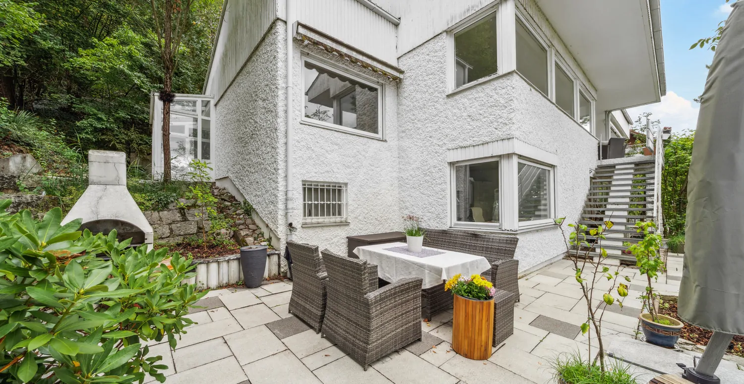 Westterrasse, Hausfront