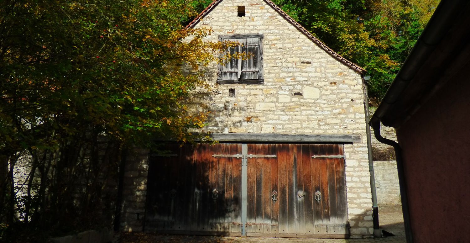 Blick auf die zur Garage umgenutzte Scheune
