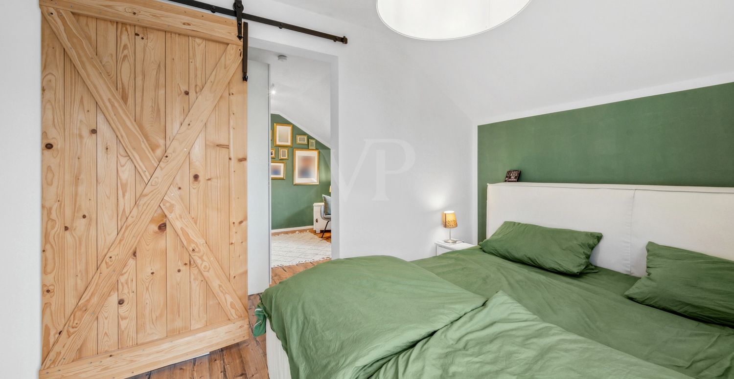 Schlafzimmer mit Blick in die Ankleide