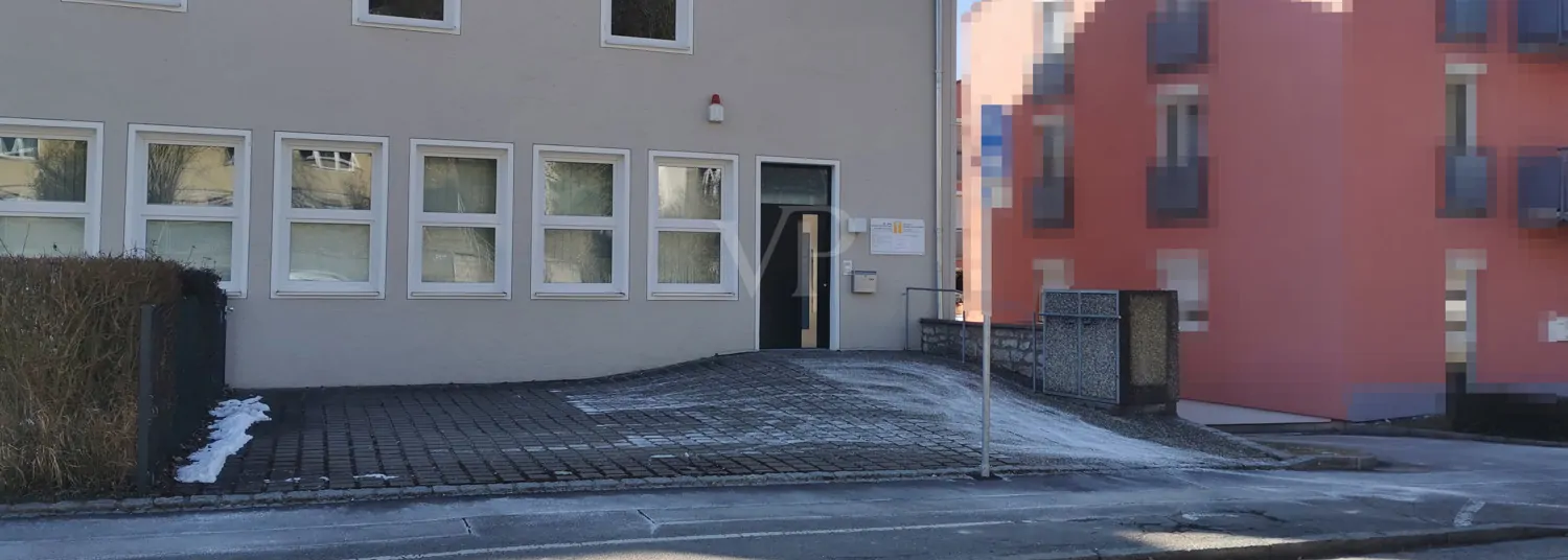 Eingang und Kunden-Parkplätze