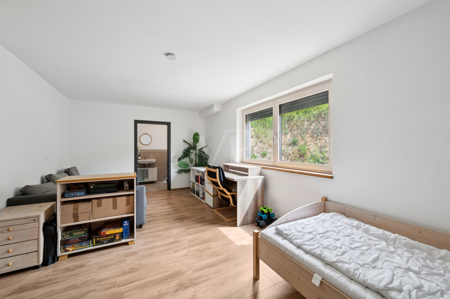 Schlafzimmer/Einliegerwohnung, Blick zum Bad