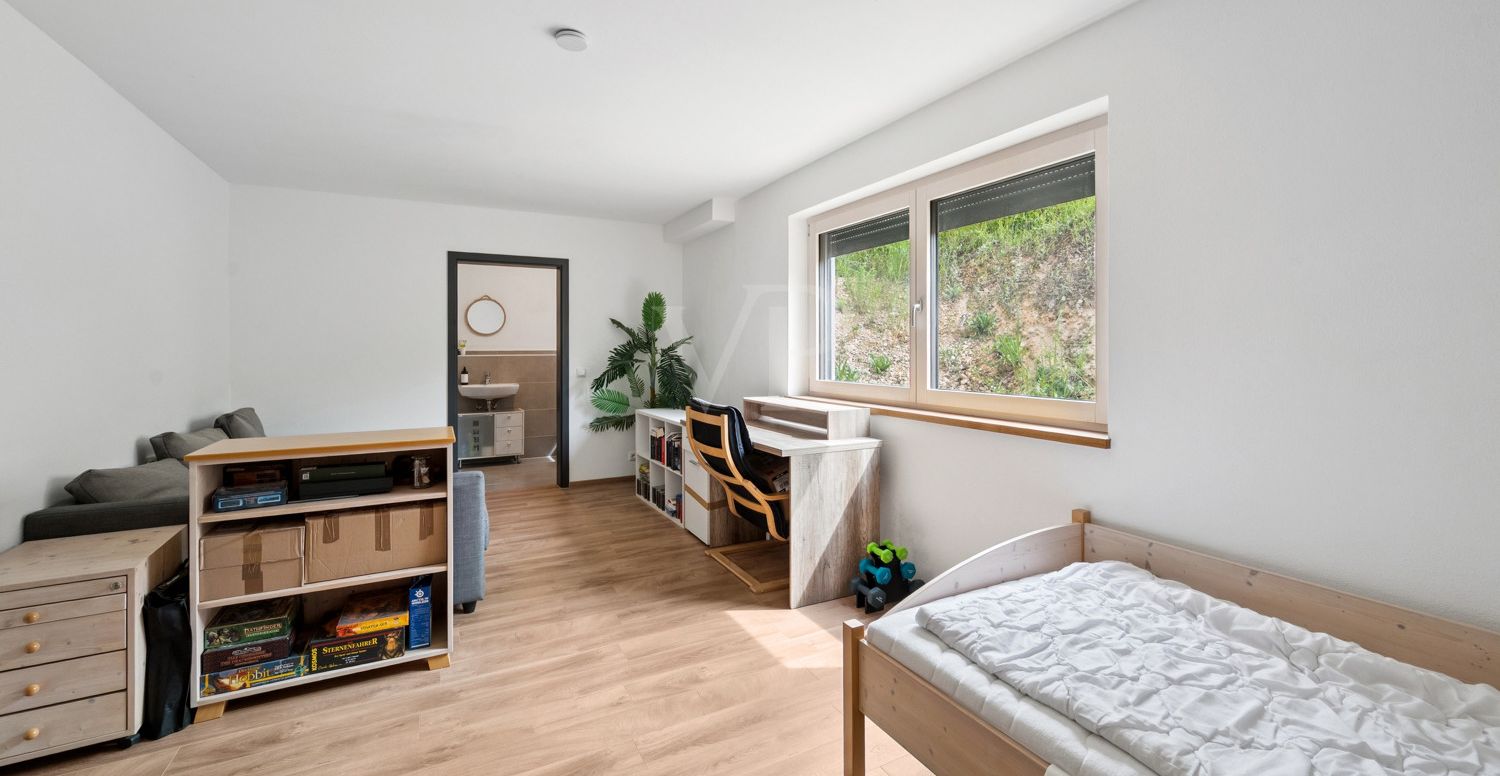 Schlafzimmer/Einliegerwohnung, Blick zum Bad