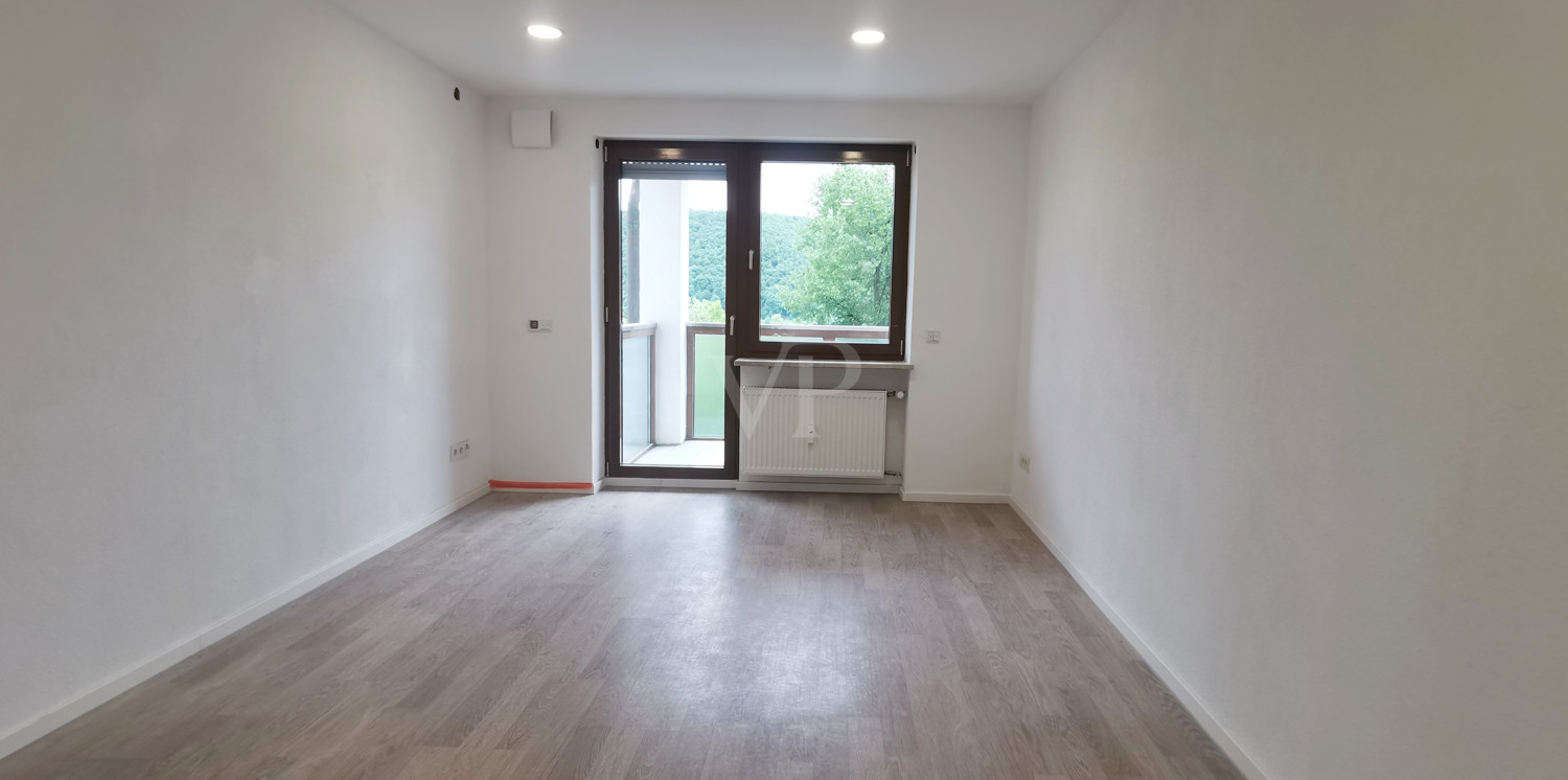 Wohnzimmer mit Balkonzugang