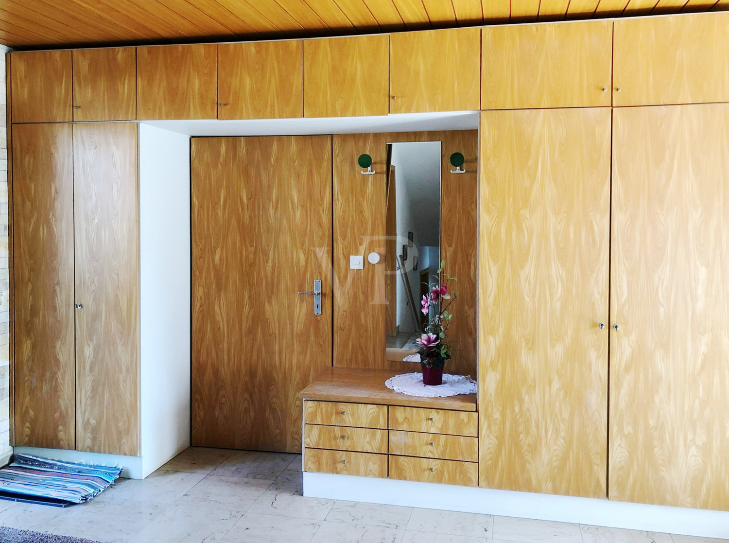 Foyer mit Durchgang zur Garage