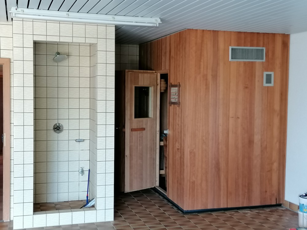 Sauna mit Duschkabine