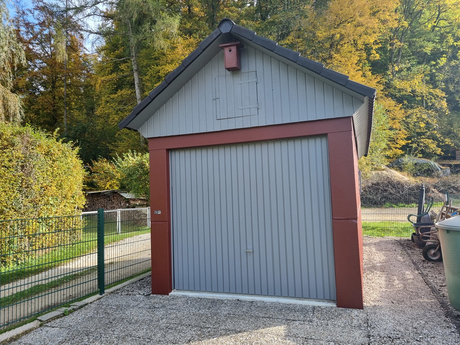 Garage 3 im Garten mit Zufahrt