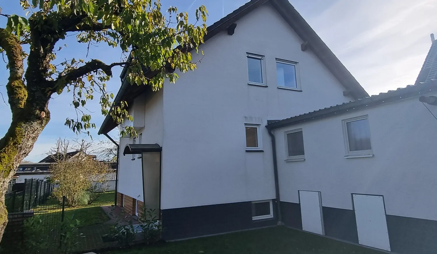 Westansicht mit Nebengebäude