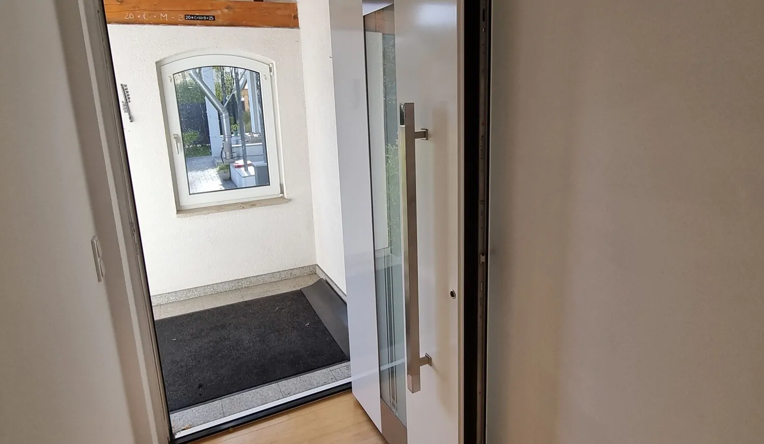 EG-überdachter Eingangsbereich