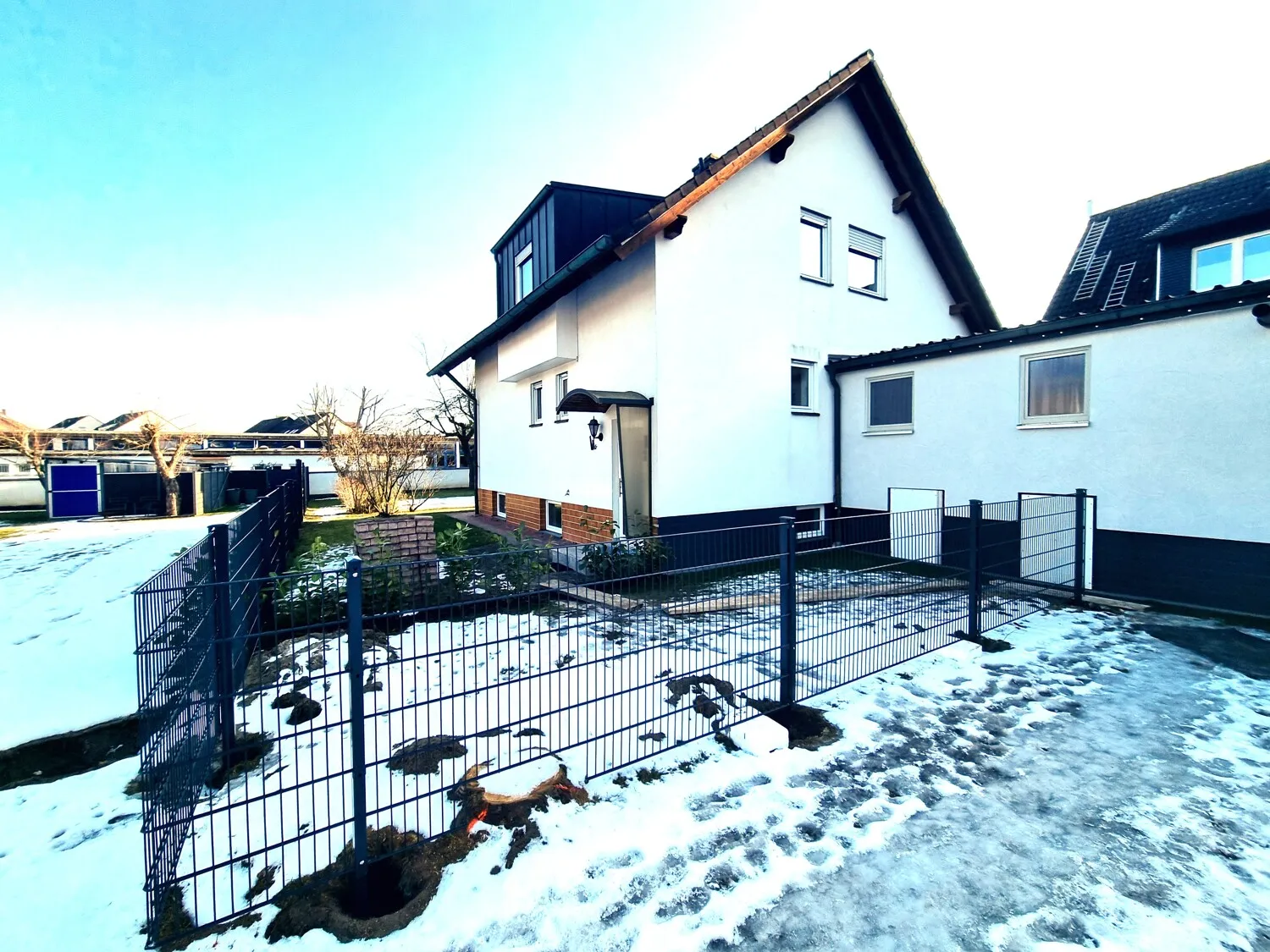 Westseite mit Nebengebäude