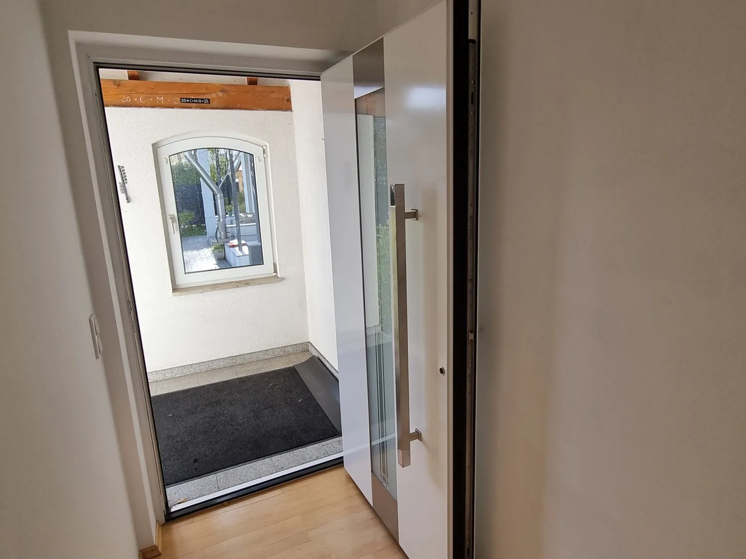 EG-überdachter Eingangsbereich