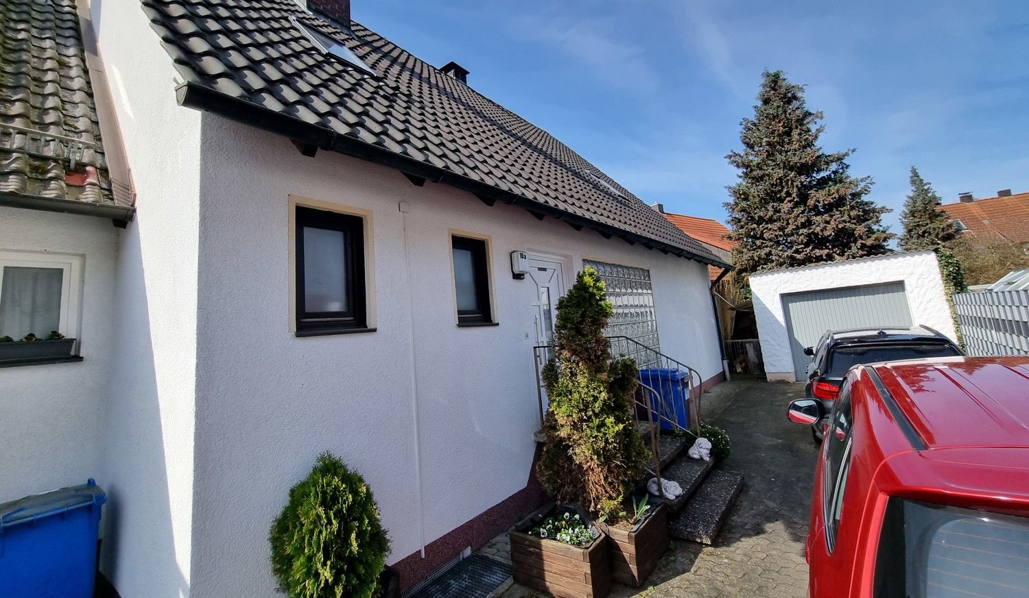 Einfahrt mit Eingang