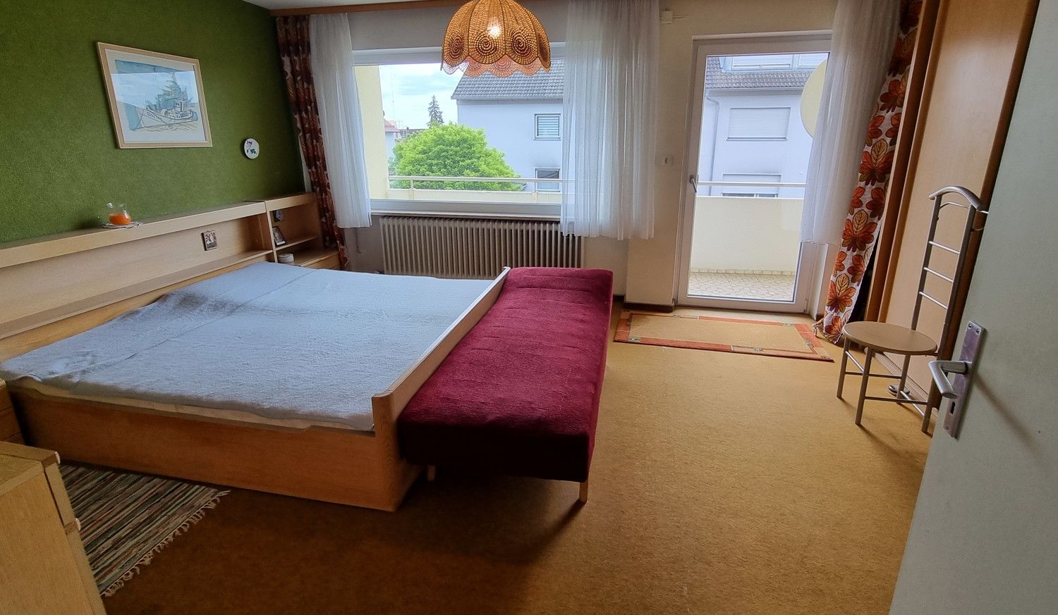 OG-Schlafzimmer mit Balkonausgang