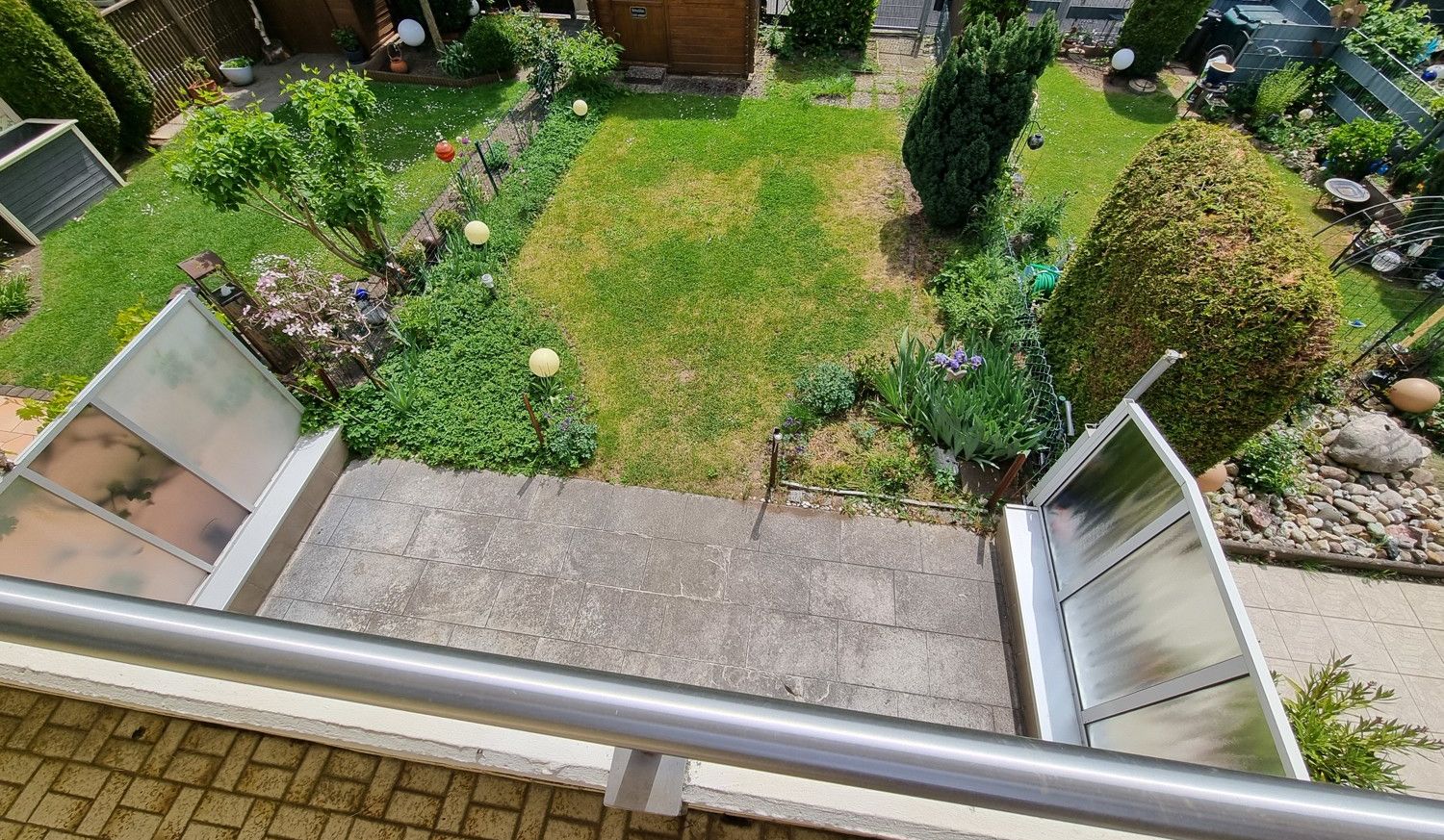 Gartenansicht vom Balkon aus