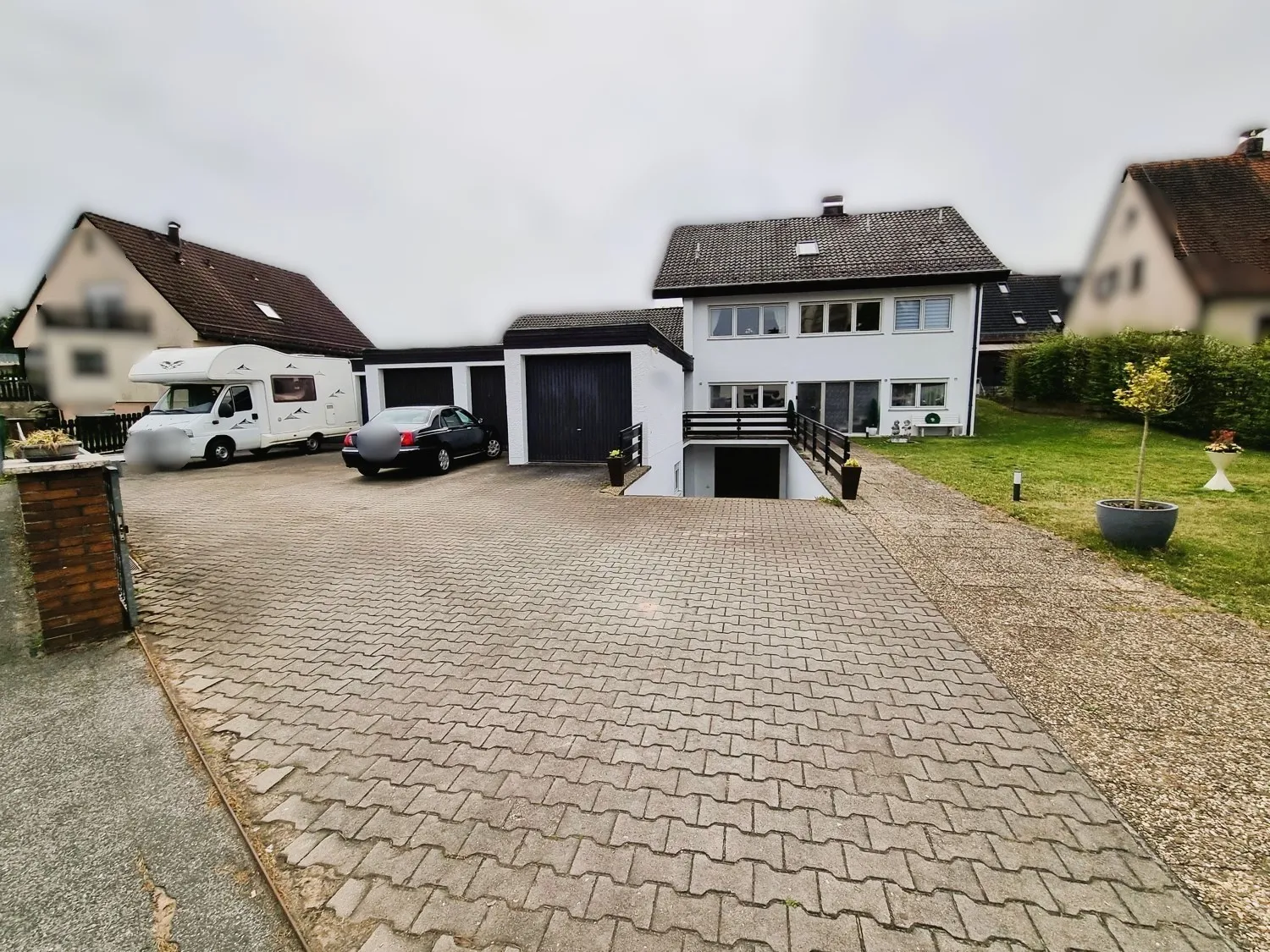 Zufahrt mit Garagen und Vorplatz