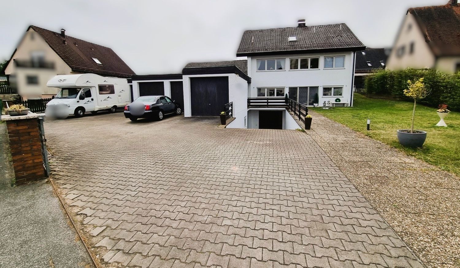 Zufahrt mit Garagen und Vorplatz