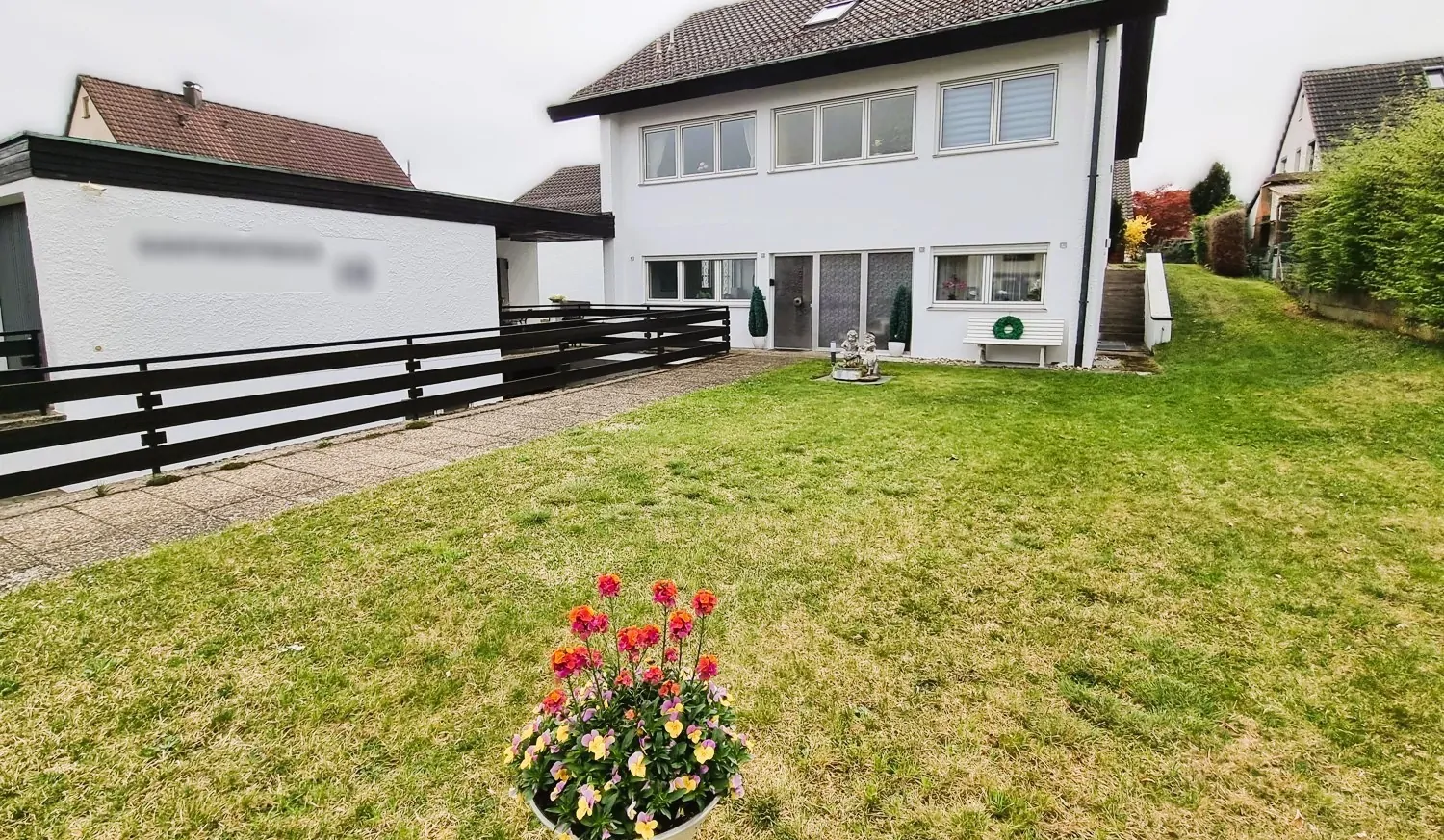 Nordansicht mit Vorgarten