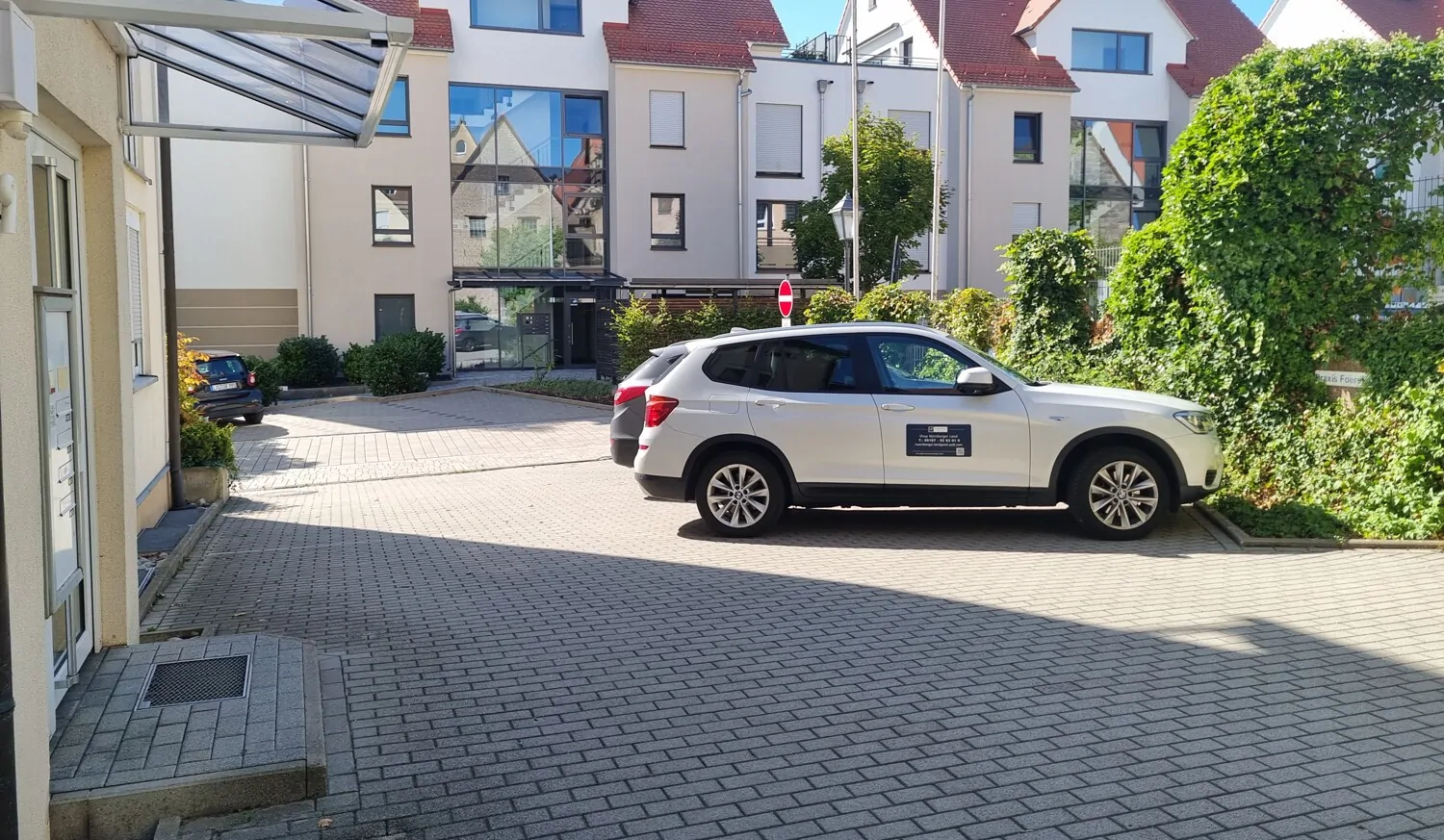 4 Stellplätze vor dem Haus