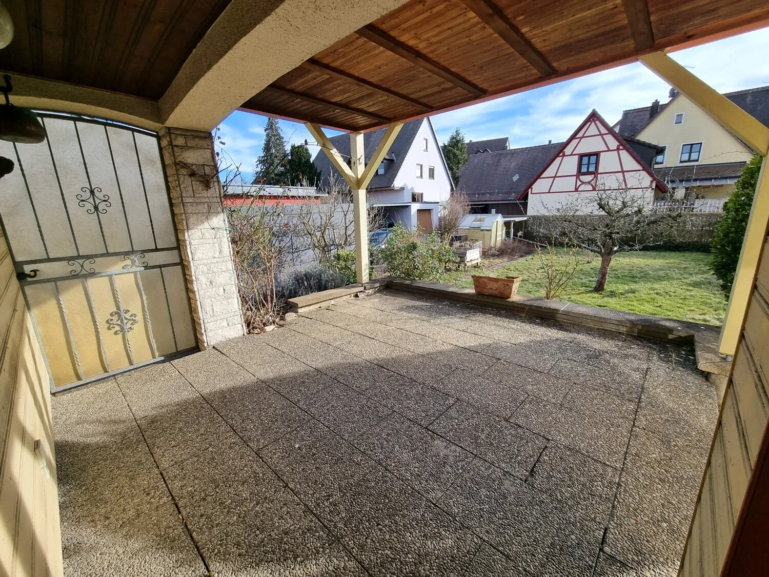 große überdachte Terrasse
