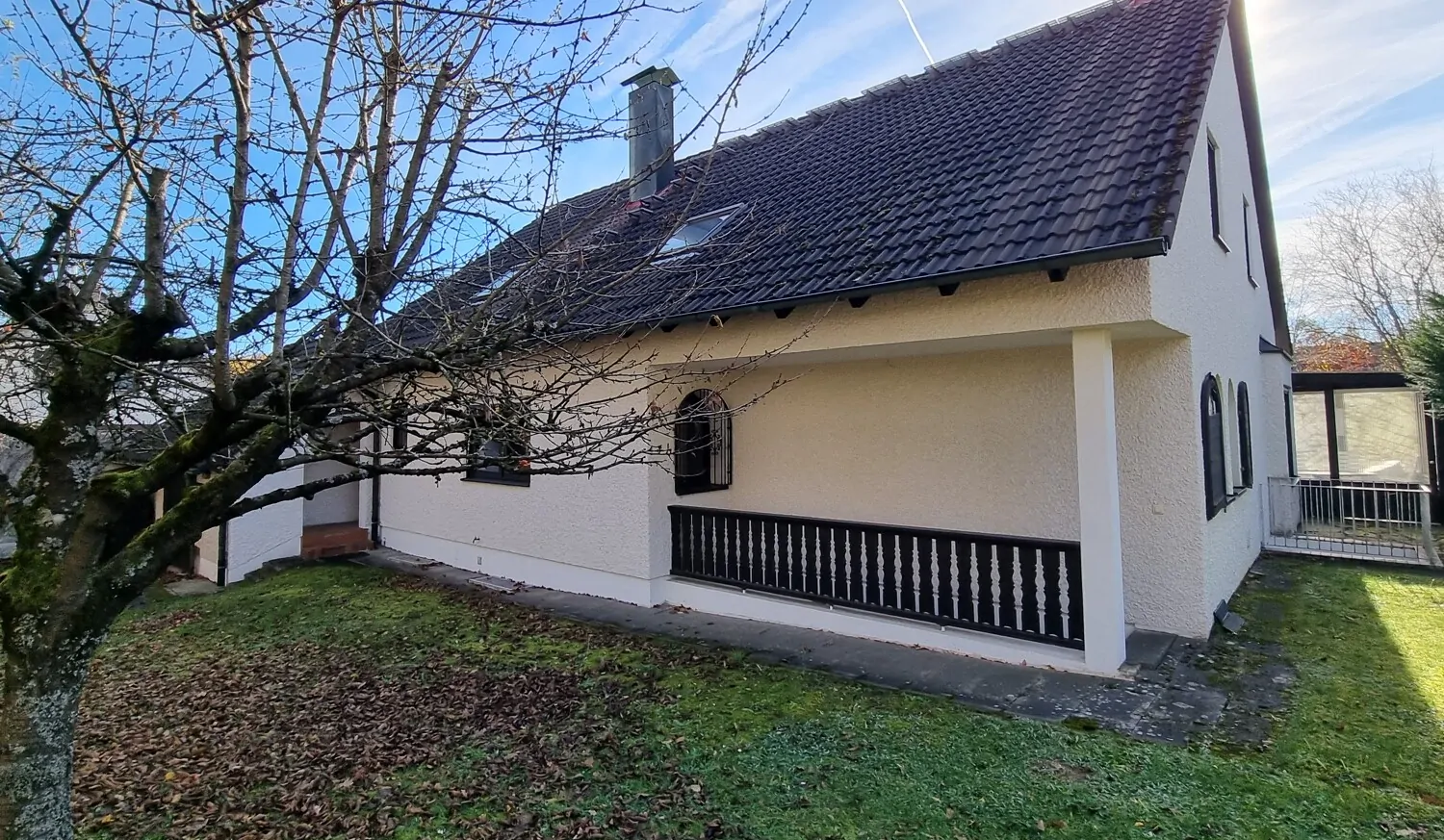 Rückansicht mit überdachter Außenkellertreppe