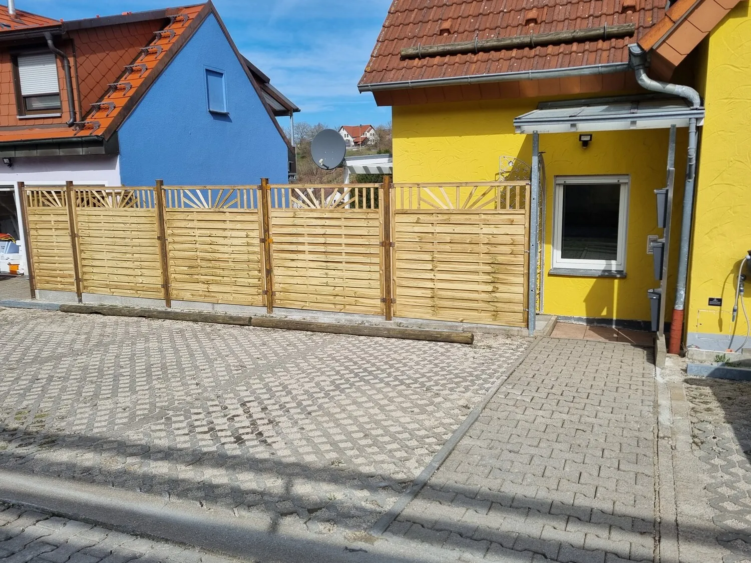 2 Stellplätze vor dem Haus