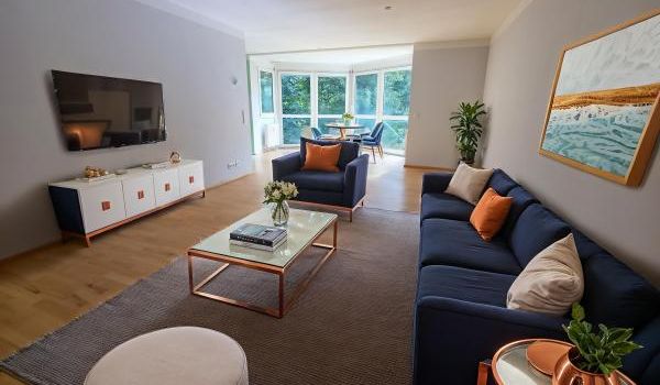 Wohnzimmer KI-möbliert