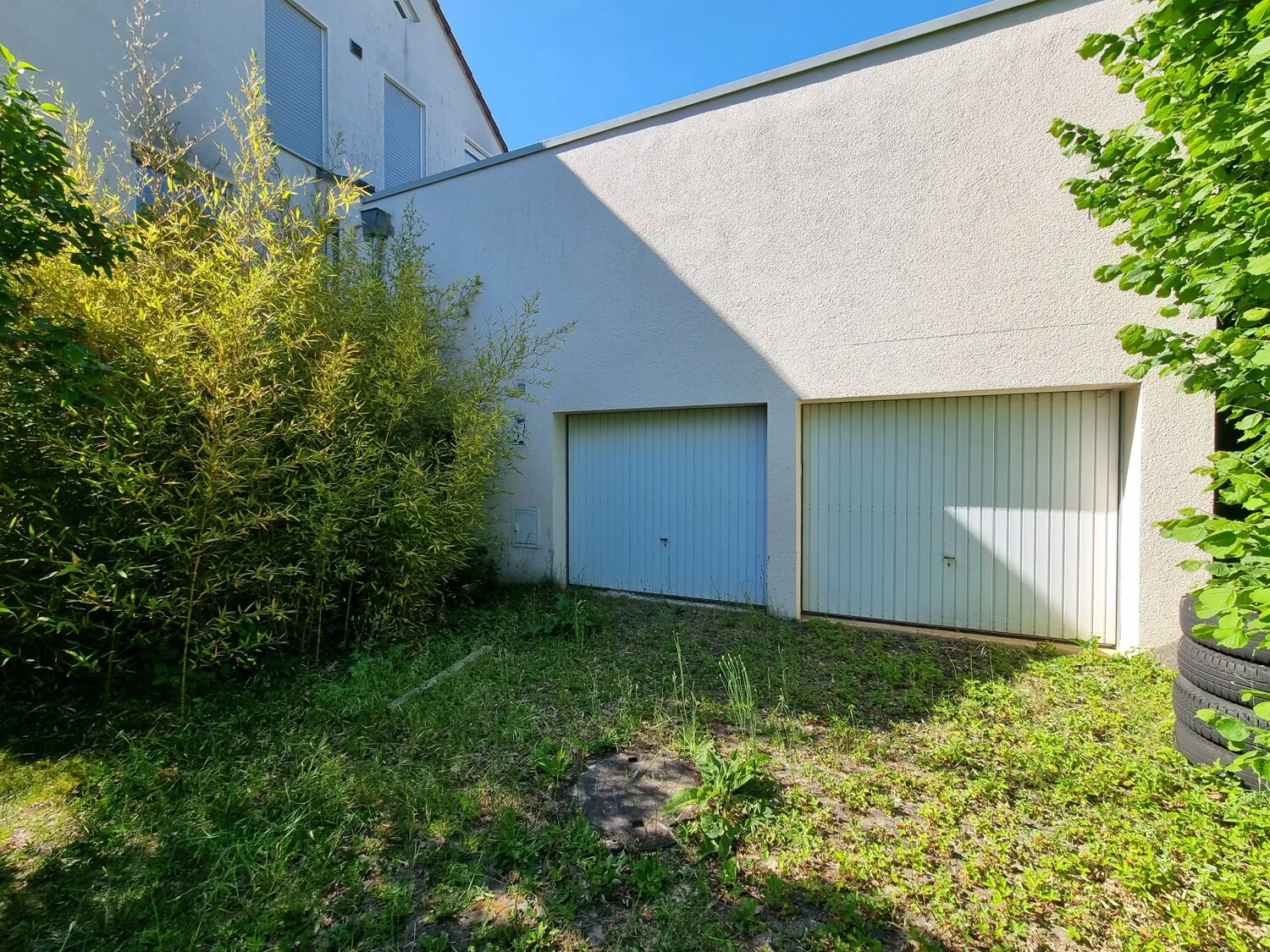 Einzelgarage links - unter Carport
