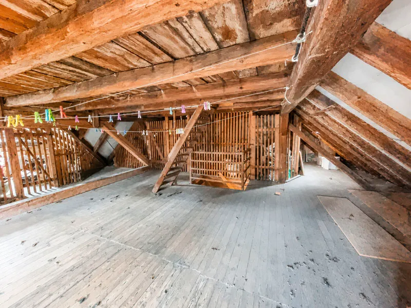 Spitzboden mit Abteilen und Wäscheboden
