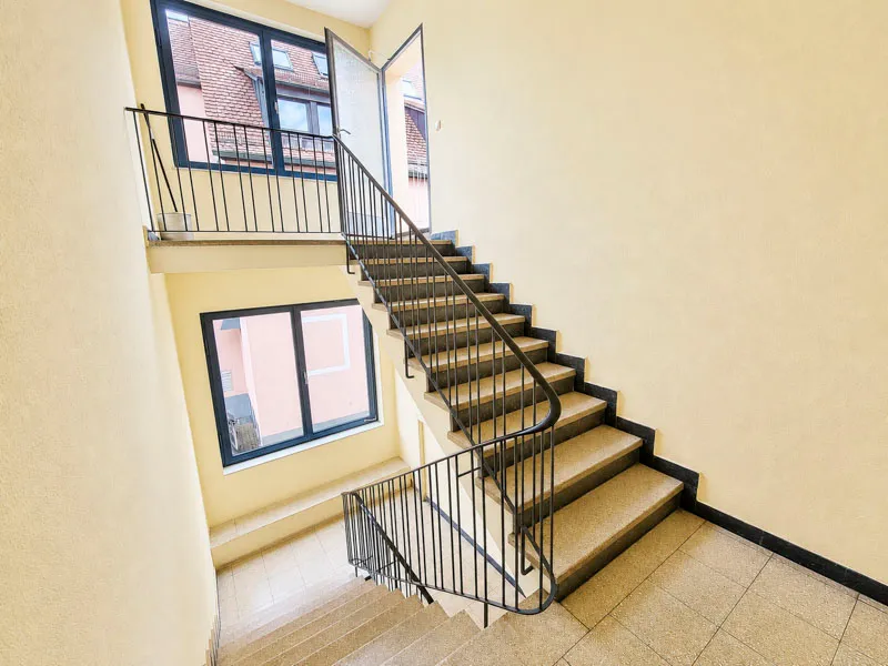 Treppenhaus zur Dachterrasse und Zugang Wohnung