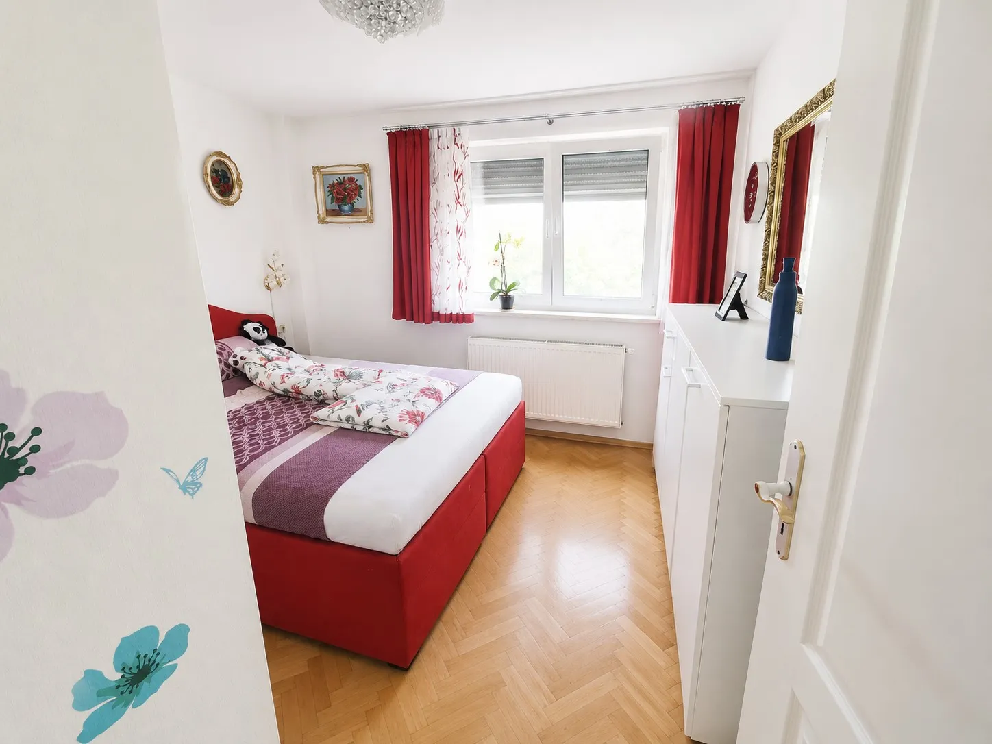 Schlafzimmer im Wohntrakt EG