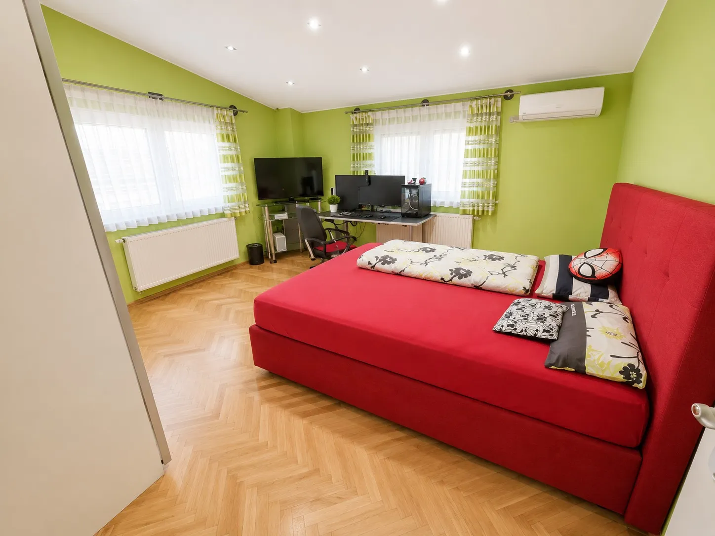 Eines der 3 Schlafzimmer im Wohntrakt OG