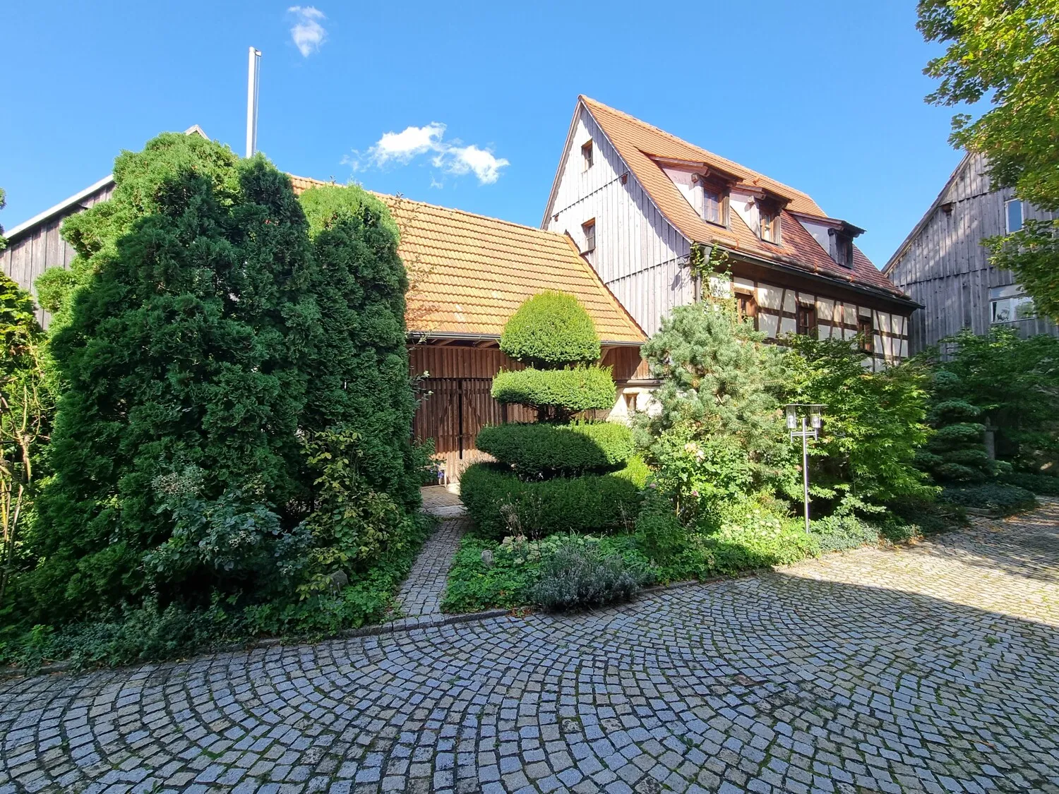 Hofbereich mit Ansicht Nebengebäude