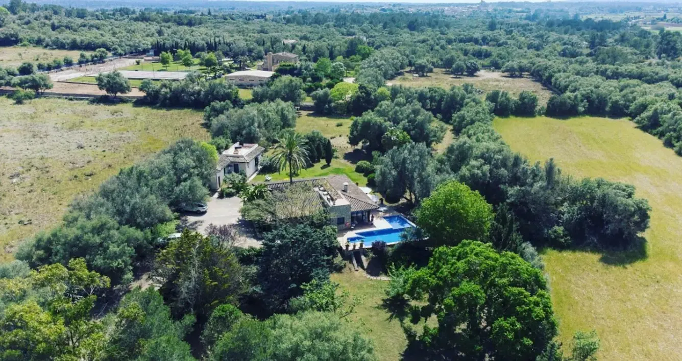 Finca-rústica-with-tourist-license-near-Sencelles