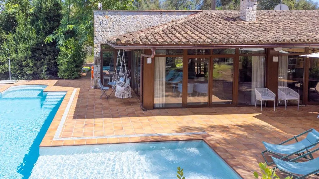 Finca-rústica-with-tourist-license-near-Sencelles