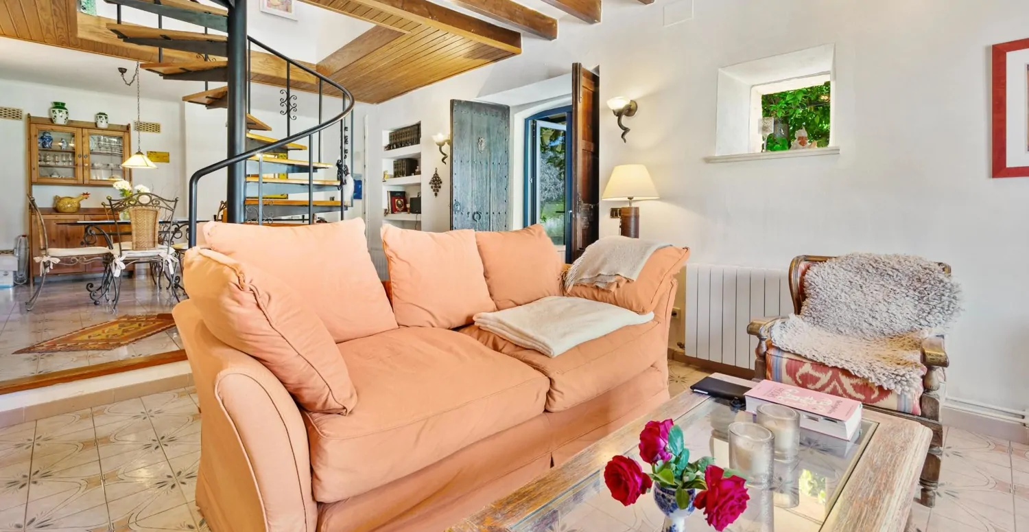 Traditionelles-Haus-mit-Panoramablick-in-Bunyola