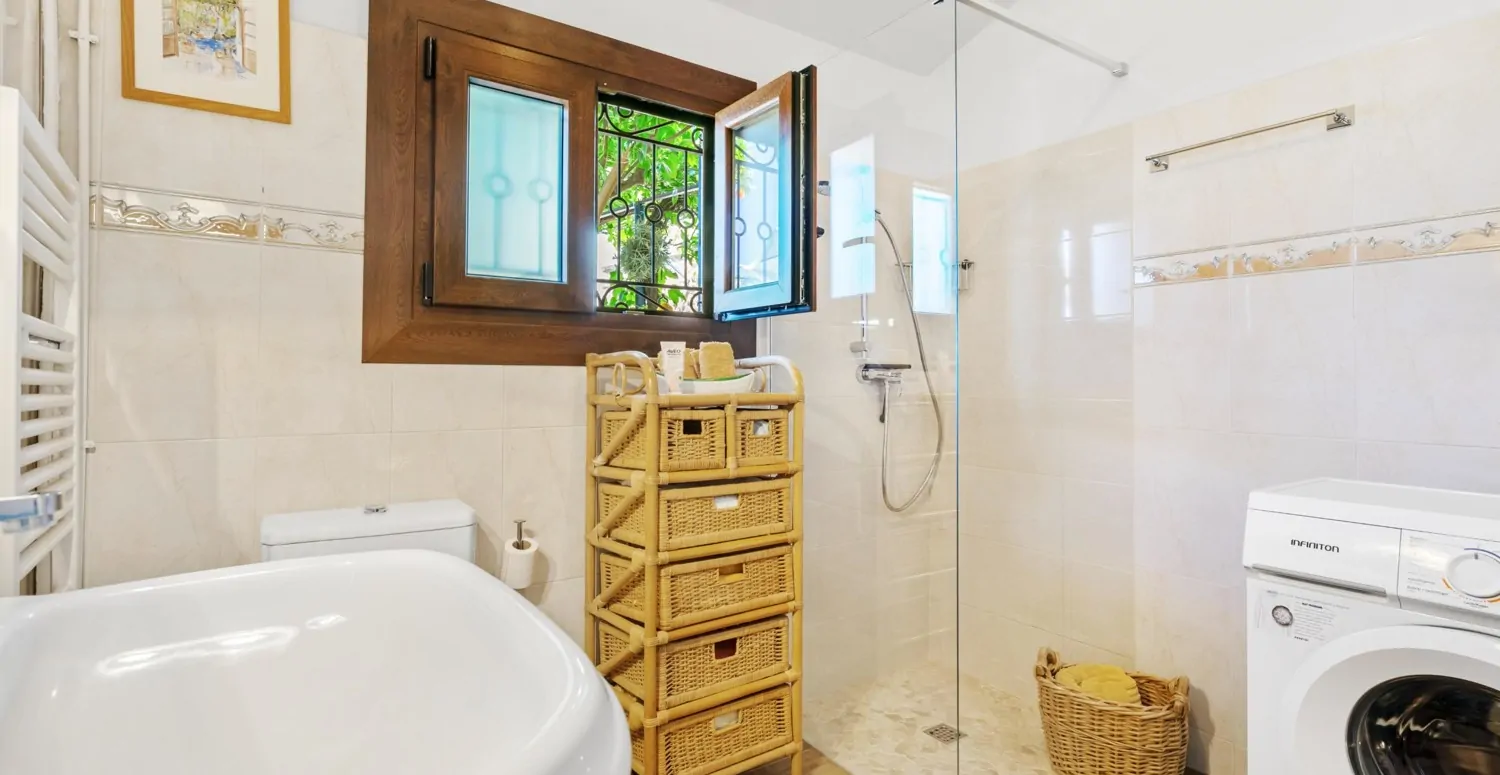 Traditionelles-Haus-mit-Panoramablick-in-Bunyola