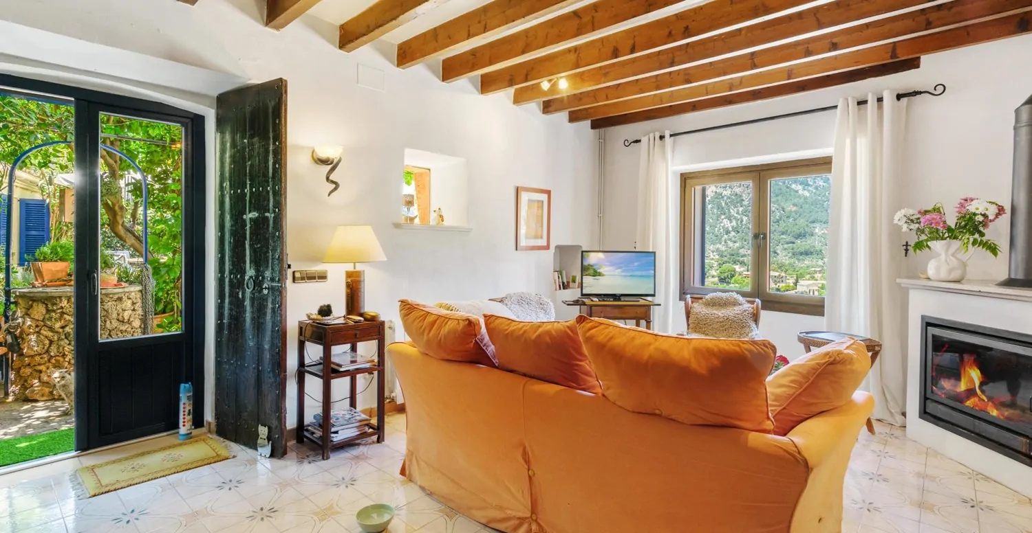 Traditionelles-Haus-mit-Panoramablick-in-Bunyola