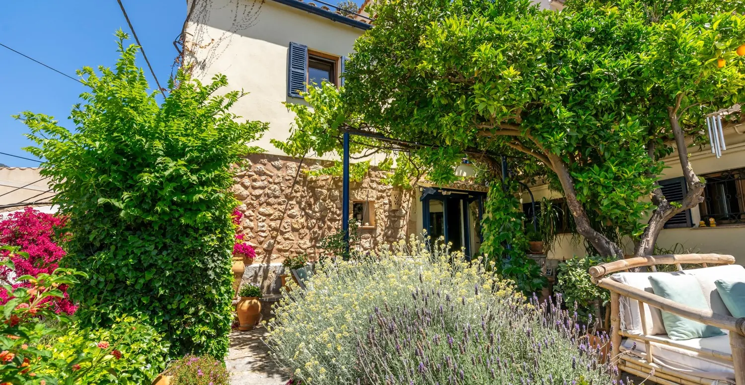 Traditionelles-Haus-mit-Panoramablick-in-Bunyola