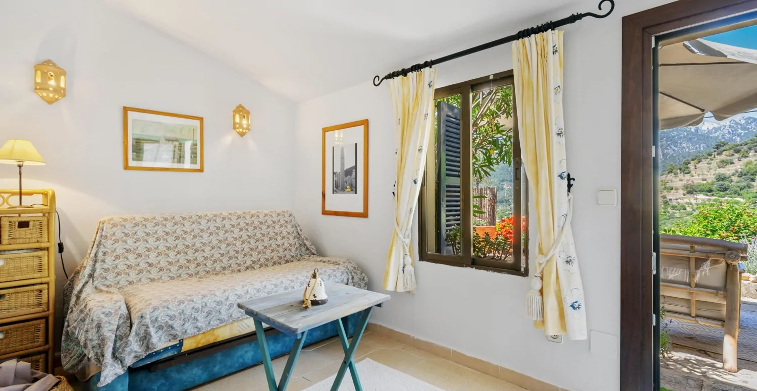 Traditionelles-Haus-mit-Panoramablick-in-Bunyola