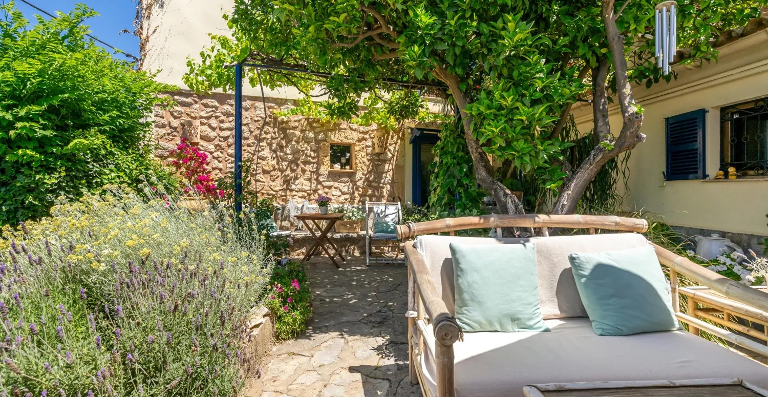 Traditionelles-Haus-mit-Panoramablick-in-Bunyola