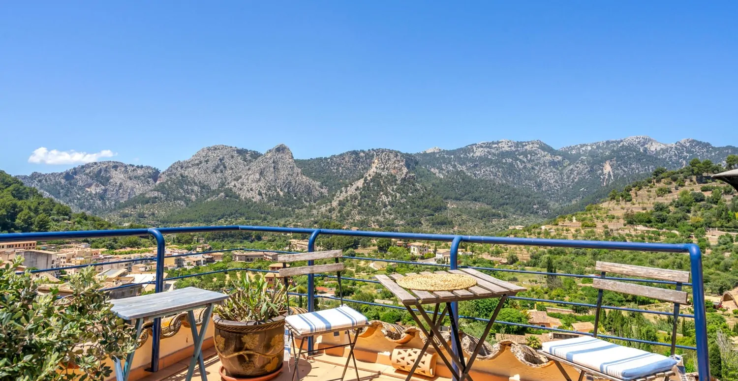 Traditionelles-Haus-mit-Panoramablick-in-Bunyola