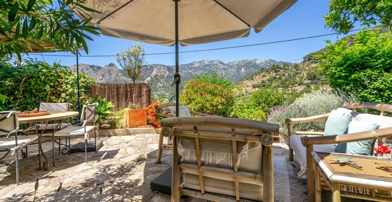 Traditionelles-Haus-mit-Panoramablick-in-Bunyola