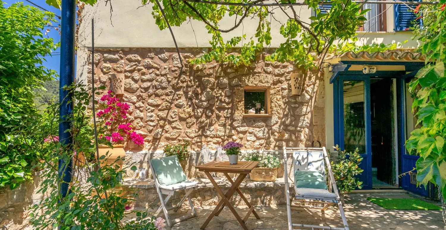 Traditionelles-Haus-mit-Panoramablick-in-Bunyola
