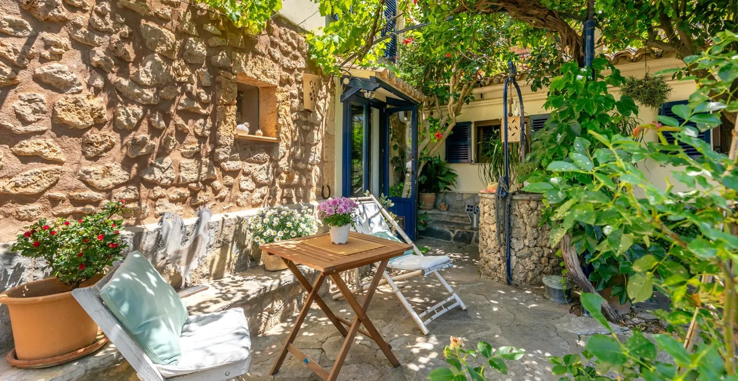 Traditionelles-Haus-mit-Panoramablick-in-Bunyola