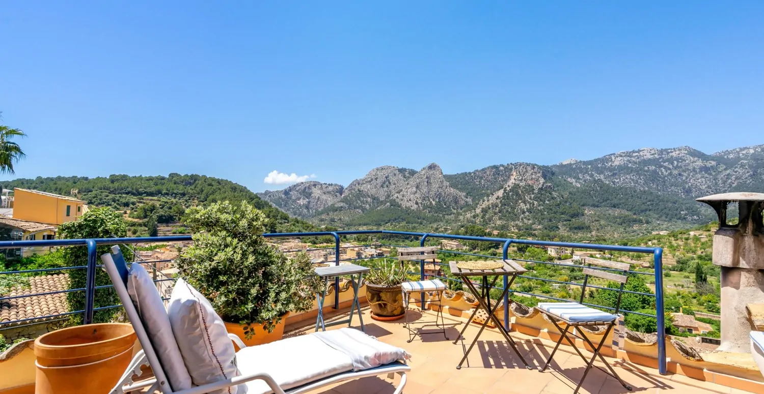 Traditionelles-Haus-mit-Panoramablick-in-Bunyola