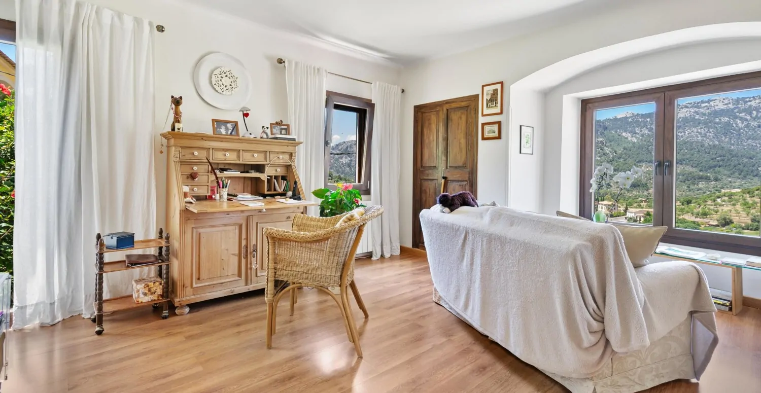 Traditionelles-Haus-mit-Panoramablick-in-Bunyola