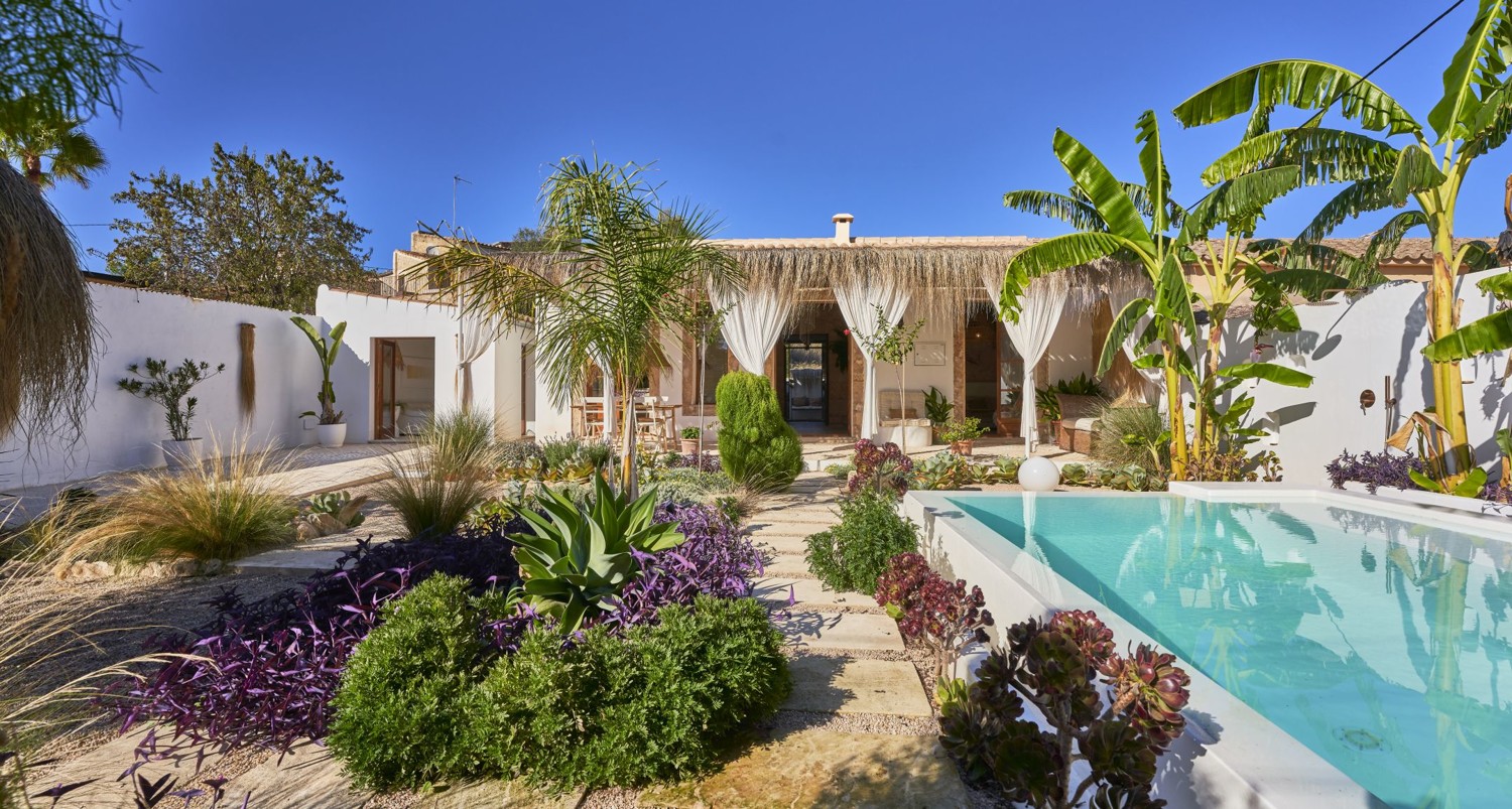 Mediterranean-Villa-Establiments